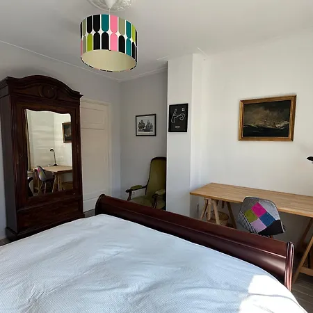 Luxury In Quiet Neighbourhood Near Bed & Breakfast